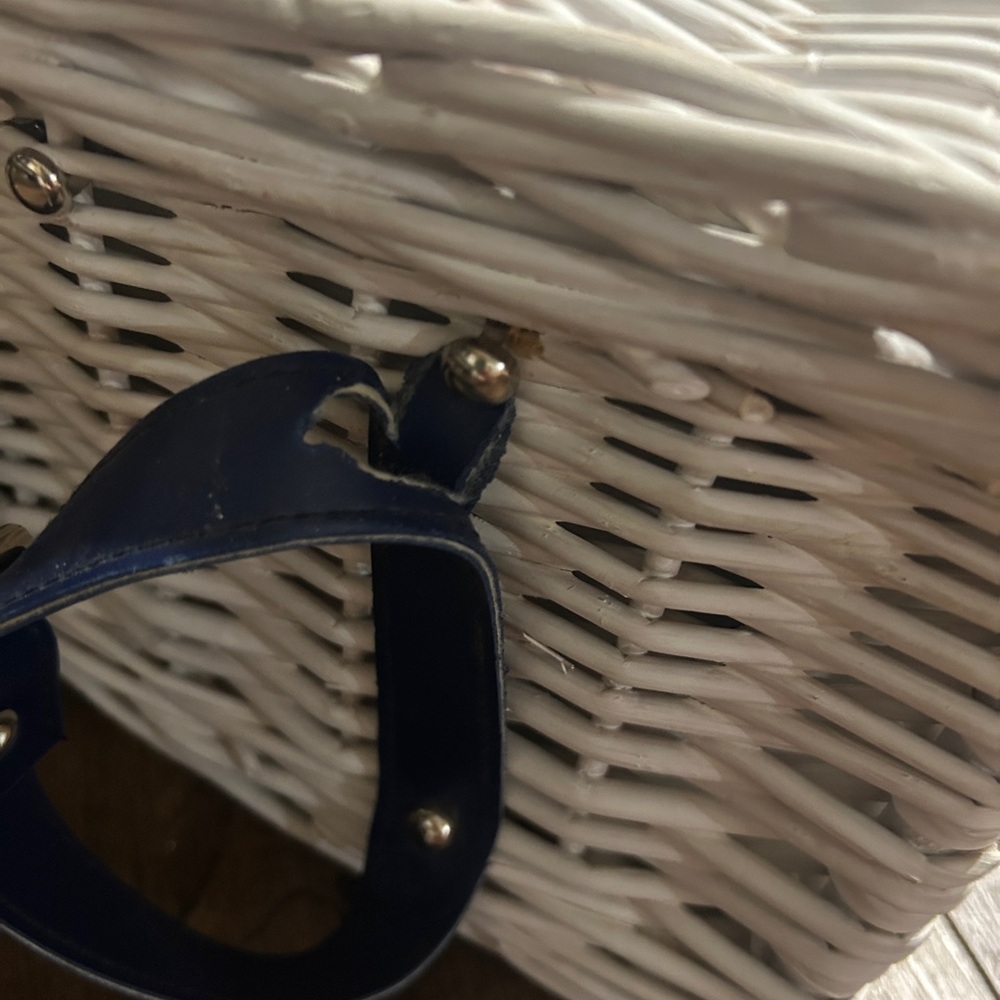 4 Person White Wicker Picnic Basket Set Insulated Cooler Navy Blue Straps - Picture 4 of 7